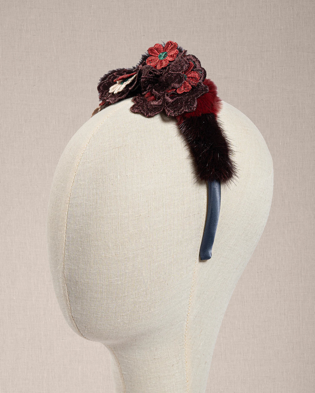 Cerchietto “Velvet Bloom” con Visone e Fiori Ricamati