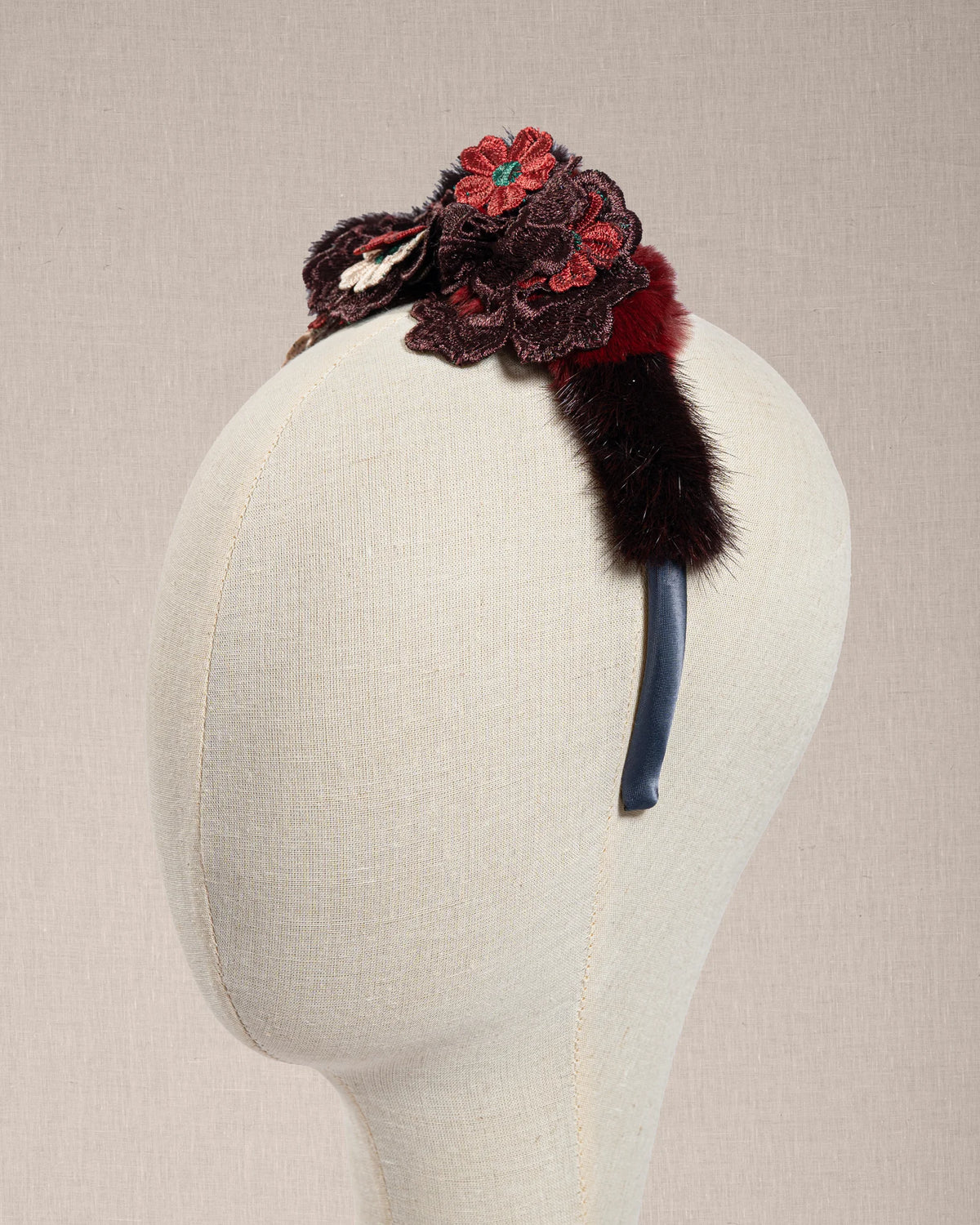 Cerchietto “Velvet Bloom” con Visone e Fiori Ricamati