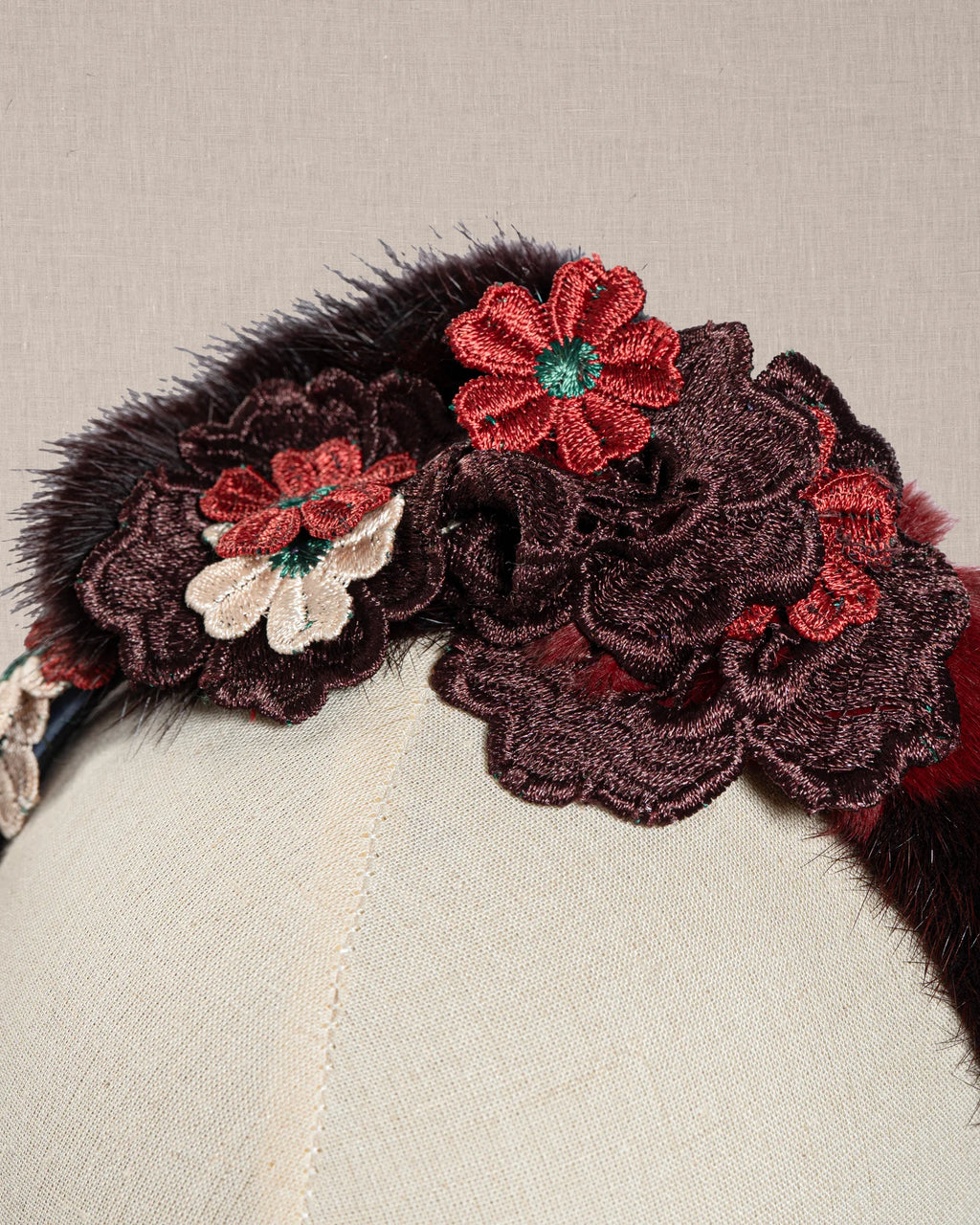 Cerchietto “Velvet Bloom” con Visone e Fiori Ricamati