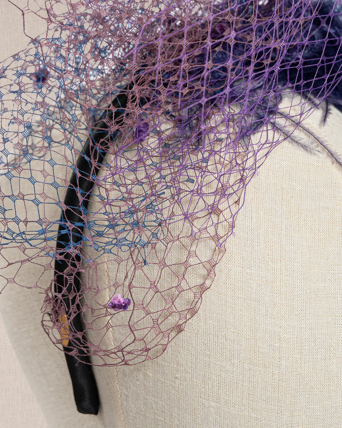 Cerchietto Couture “Améthyste” con Velette Plumetis e Piume