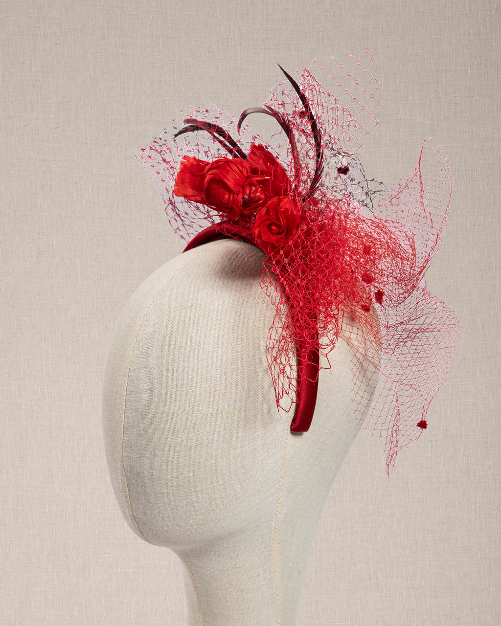 Cerchietto “Rouge Héritage” con Rose di Piume e Velette