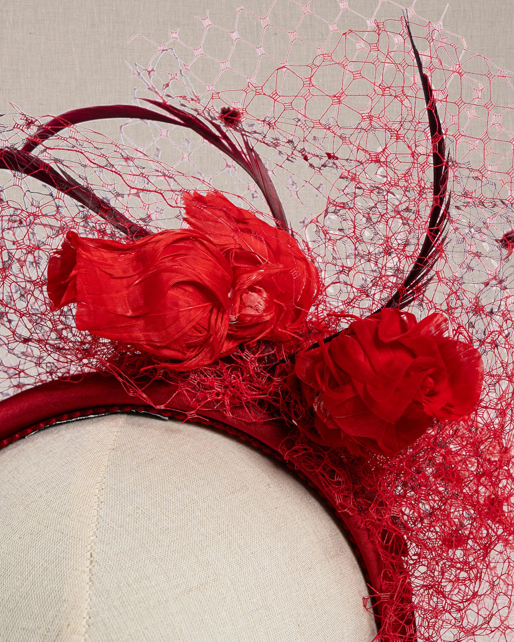Cerchietto “Rouge Héritage” con Rose di Piume e Velette