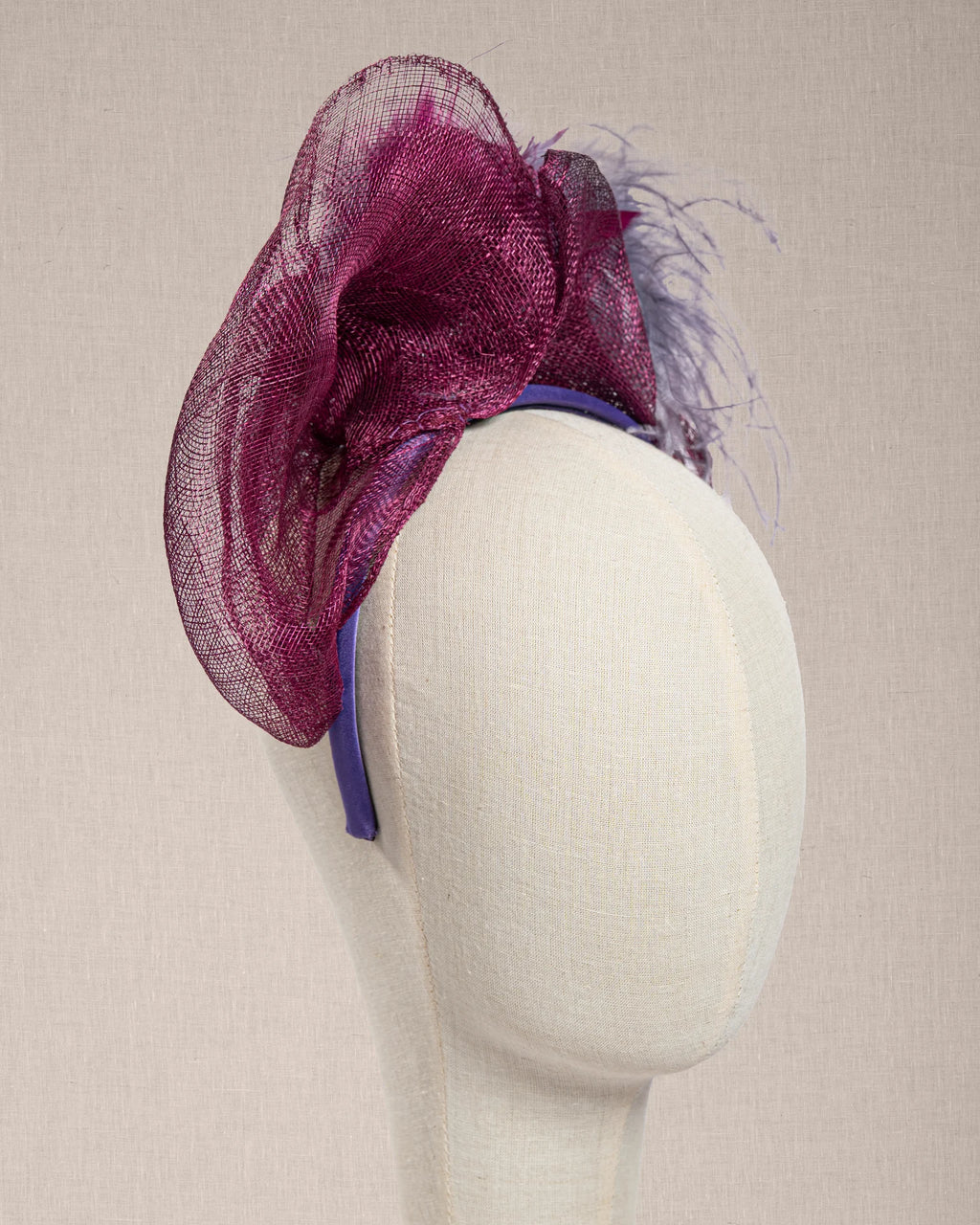 Cerchietto Couture “Améthyste Magenta “ in Sinamay e Piume