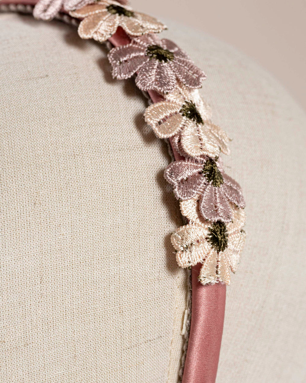 Rosa Satin con Margherite