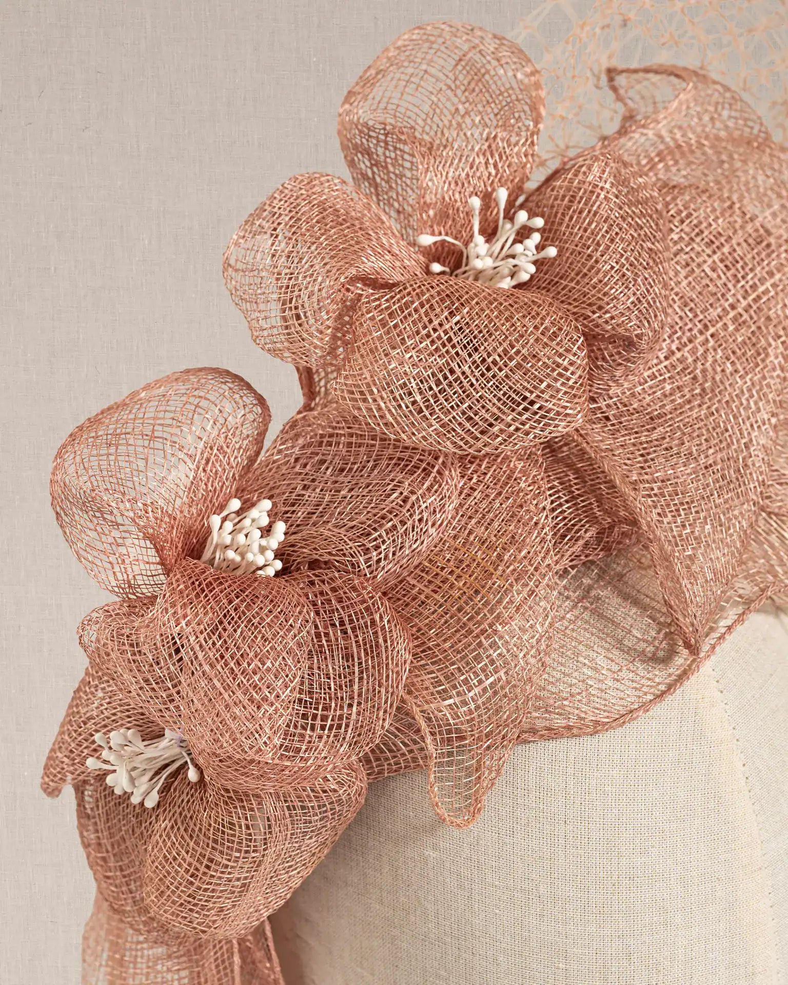 Cerchietto Couture Sinamay fiori Rosa Antico, base Lino e Seta