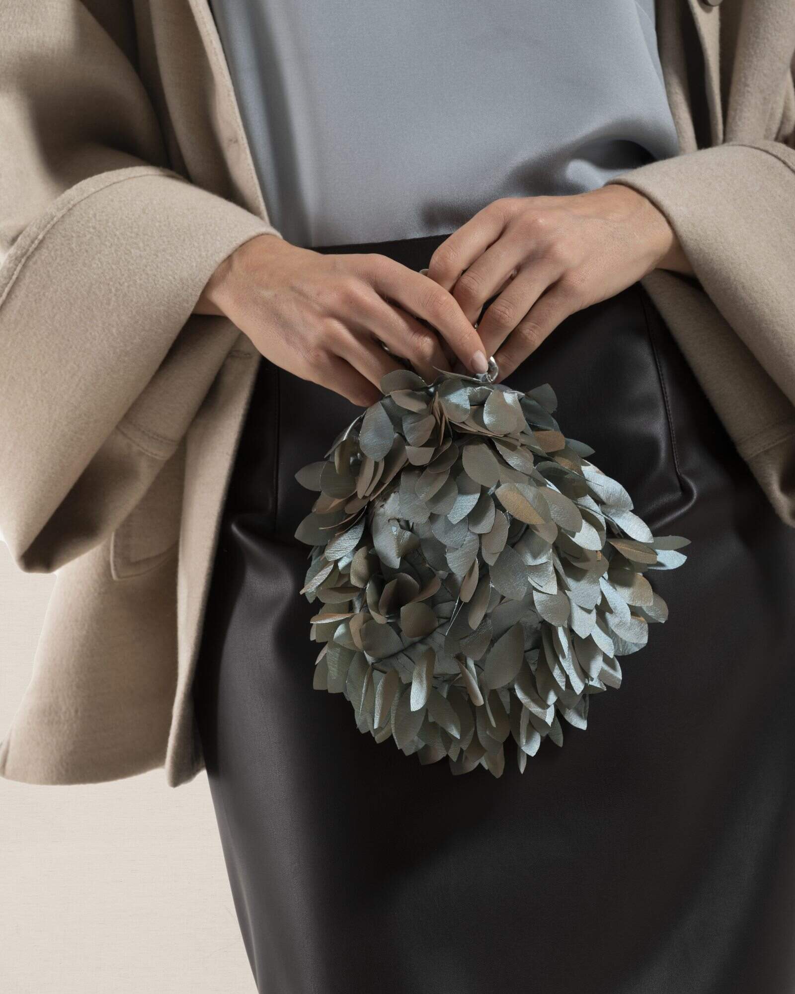 Clutch Petalosa Fluffy Argento