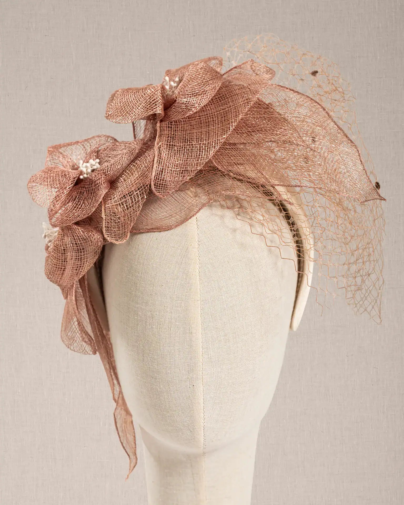 Cerchietto Couture Sinamay fiori Rosa Antico, base Lino e Seta