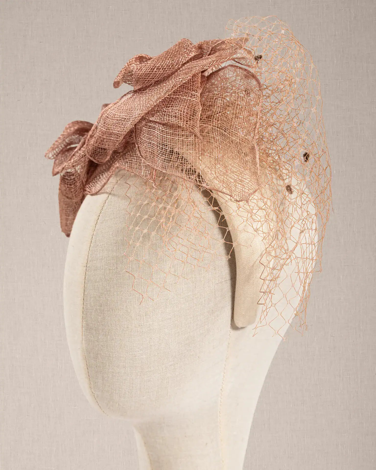 Cerchietto Couture Sinamay fiori Rosa Antico, base Lino e Seta